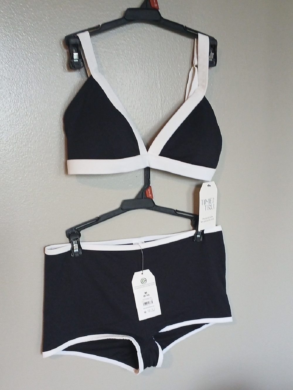Stylish Black & White 2 PC.  NWT Sz M